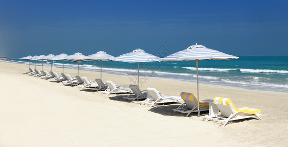海滩上的椅子和漂亮的雨伞全景图片