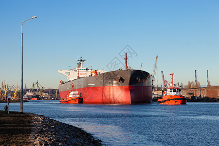 一艘大型油轮在波兰格丹斯克拖船的护图片