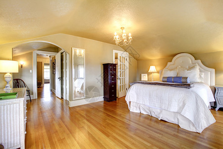 豪华优雅的黄金卧室内有白色床图片