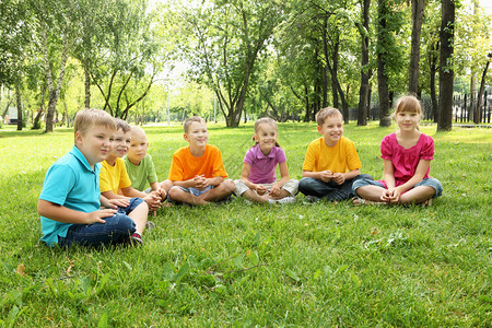 一群儿童坐在一起坐在公图片