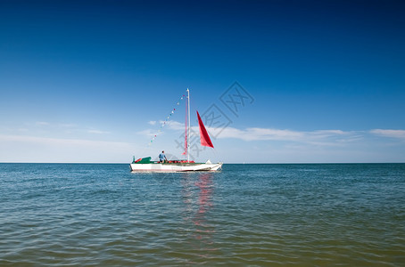 海上的红色帆布船图片