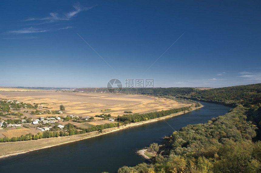 与河的夏天风景图片