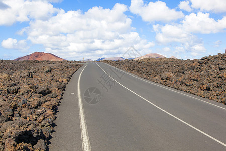 通向熔岩石和火山脉的公路图片