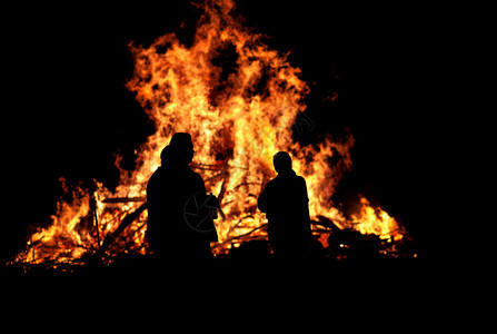 三人在篝火晚会图片