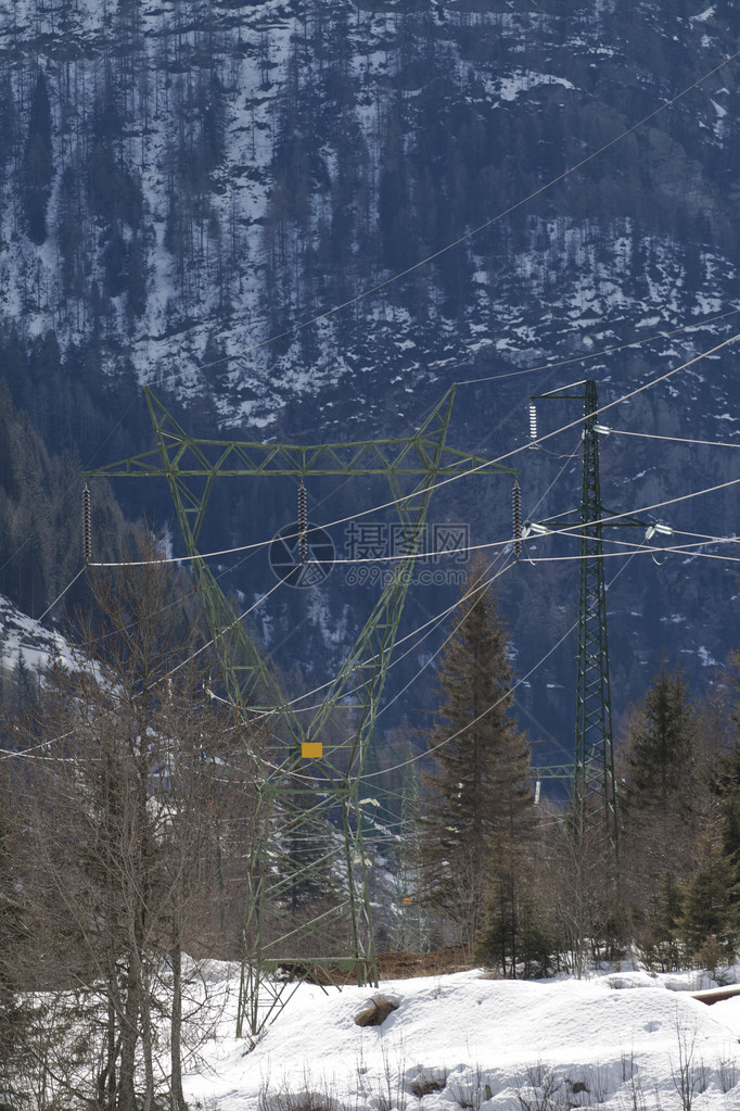 意大利阿尔卑斯山的高压线图片