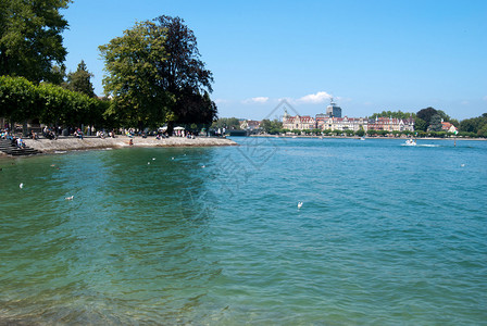 德国瑞士康斯坦的博登湖透明水背景图片