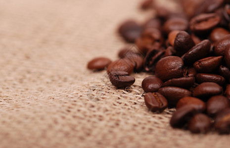 咖啡豆的近距离画面超过背景图片