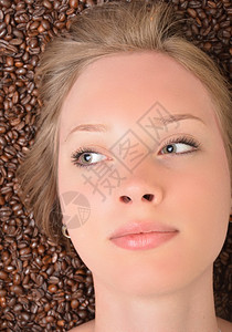 咖啡豆的女人图片