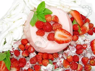 水果夏日甜点配布丁草莓慕斯图片