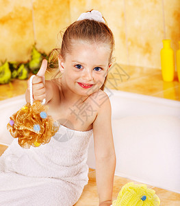 洗泡浴的小女孩图片