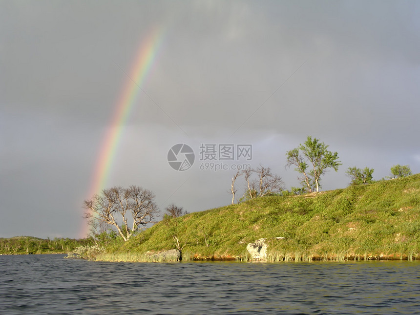 彩虹和湖的美丽风景图片