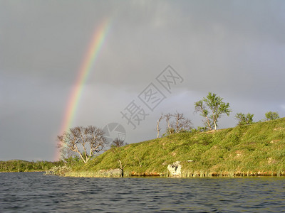 彩虹和湖的美丽风景图片