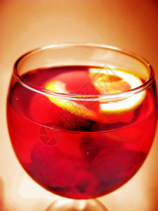 酒精红葡萄酒鸡尾酒加冰和覆盆子图片