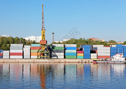 莫斯科河港的集装箱码头图片