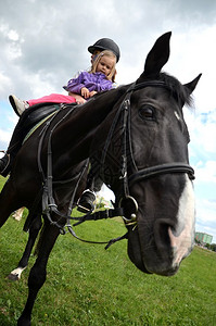 小女孩骑马图片