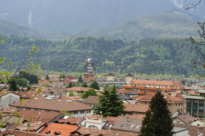 意大利北部一座城市房屋和顶的空中照片图片
