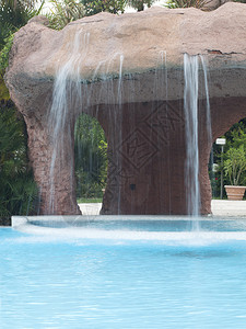 酒店的游泳池和瀑布图片