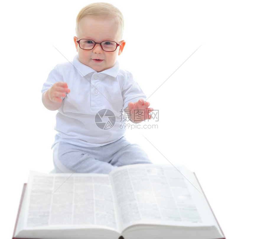 小聪明男孩读了一本大书孤立图片