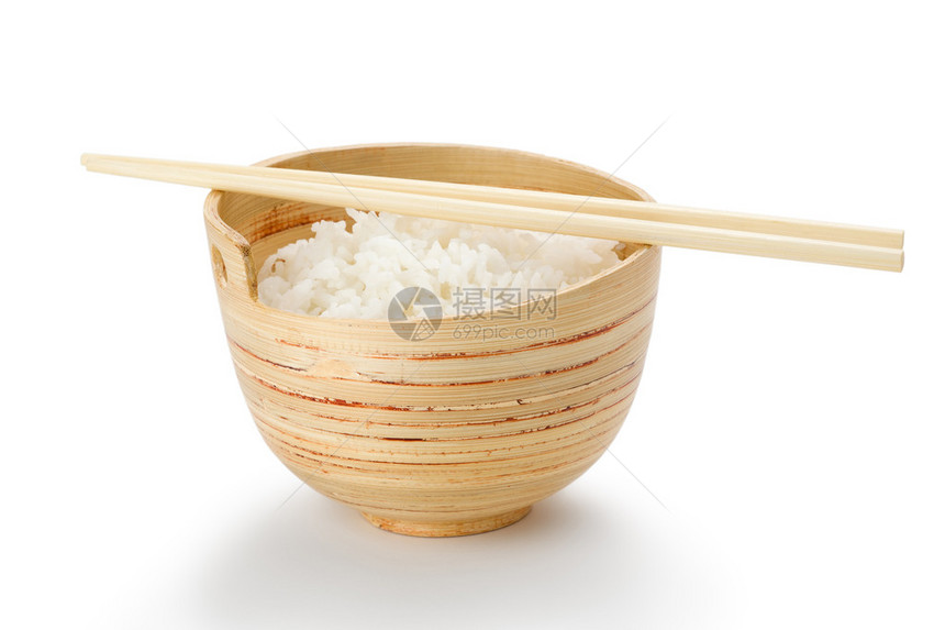 竹碗米饭和筷子在白色背景上图片