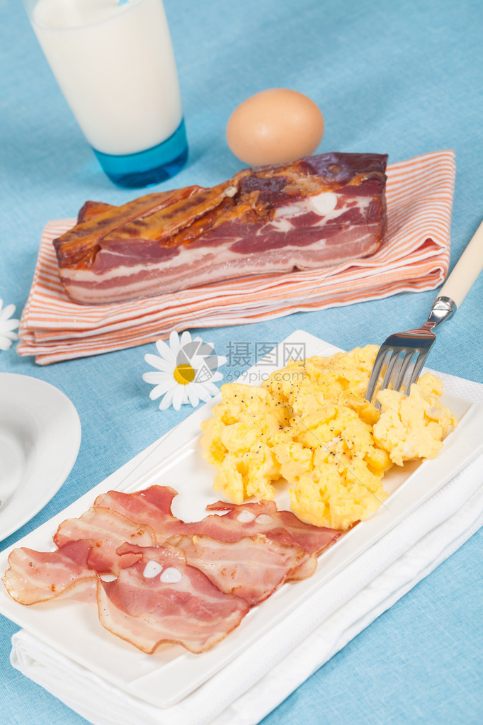 早餐包括炒鸡蛋和香脆培根图片