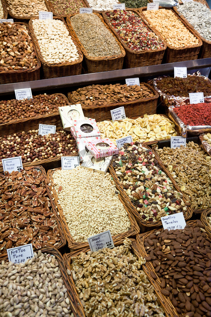 著名的LaBoqueria市场与坚果巧克力美味佳肴果冻和干果在2012年4日在西班牙巴塞罗那欧洲仍然存在的最古老的市场之一成立于图片