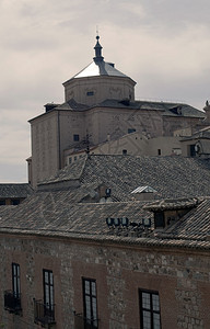 托莱多教堂的穹顶垂直竖立周围是屋顶和图片