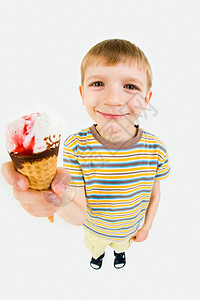 穿着休闲服的男孩展示冰淇淋的肖像图片