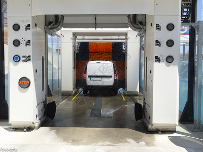 自动隧道洗车作业图片