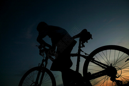 骑自行车的背景图片
