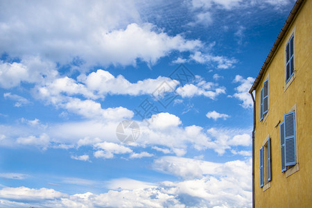 有蓝色百叶窗的黄色地中海房子与图片完美的图片
