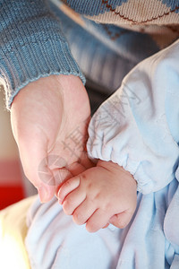 一位母亲握着孩子的小手背景图片
