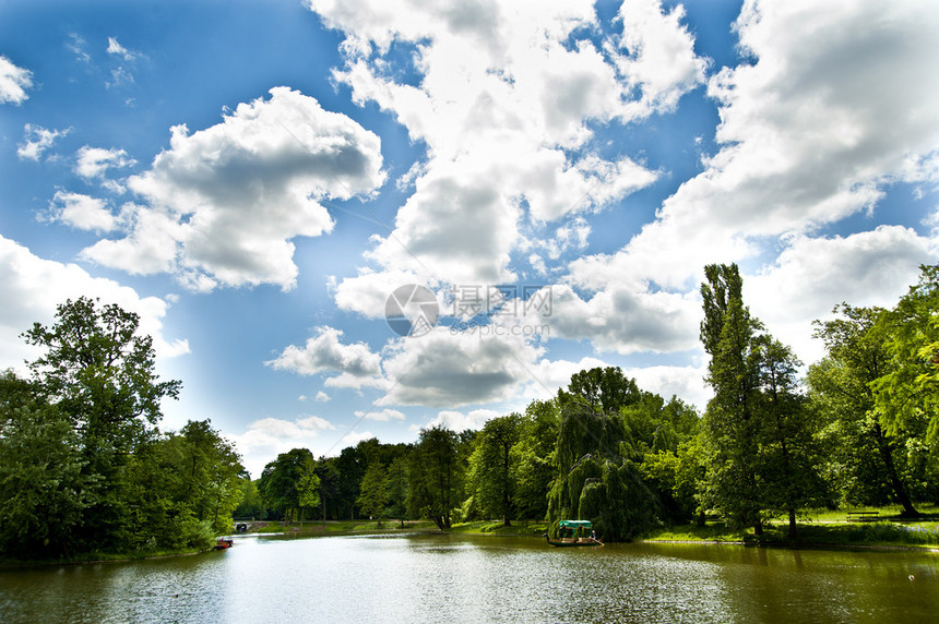 蓝的天空在有湖的公园里图片