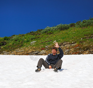 年轻人夏天在滑雪场上滑雪场在低山坡上图片