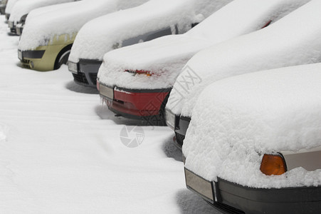 冬季下雪时汽车图片