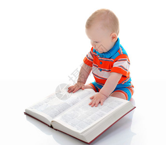 小聪明男孩读了一本大书孤立图片