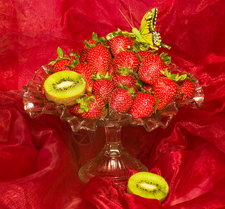 红色背景花瓶中的红色新鲜草莓图片