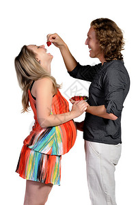 丈夫喂养其怀孕妻子草莓在白种背图片
