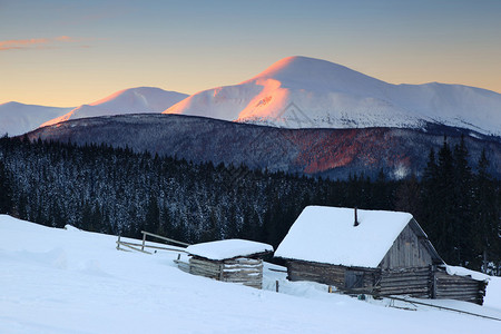 冬季山区风景的大日落喀尔巴图片