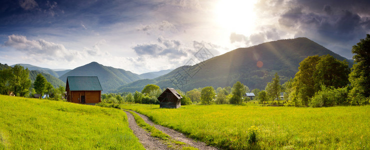 山中新的木制旅游房屋图片