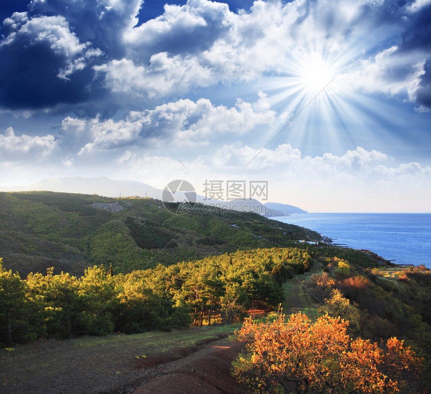 美丽的风景与大海和蓝天图片