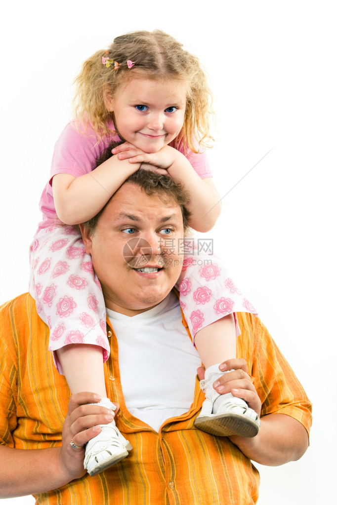 女孩坐在爸脖子上父亲抱着她图片
