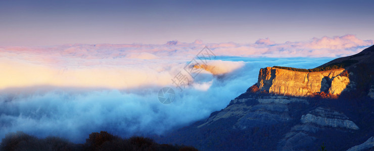 在有雾的山风景的雄伟日落背景图片