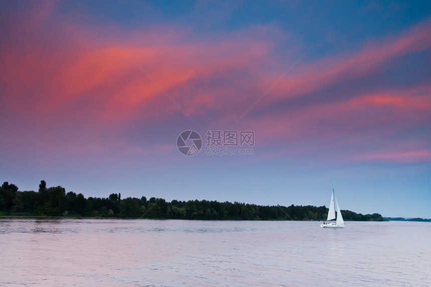 河流中美丽的夕阳人类发展图片