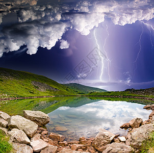 雷暴与山地景观中的闪电图片