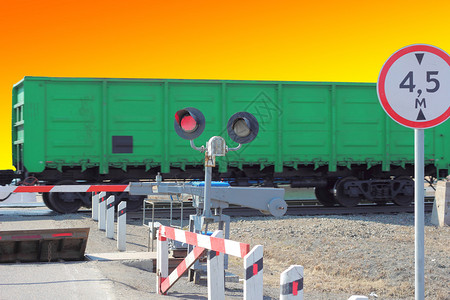 十字路口的铁路车辆有障碍物图片