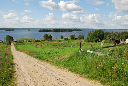 乡村自然道路在绿地和草场之间行驶图片