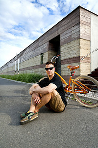 戴眼镜的人骑着脚踏车在Ste图片