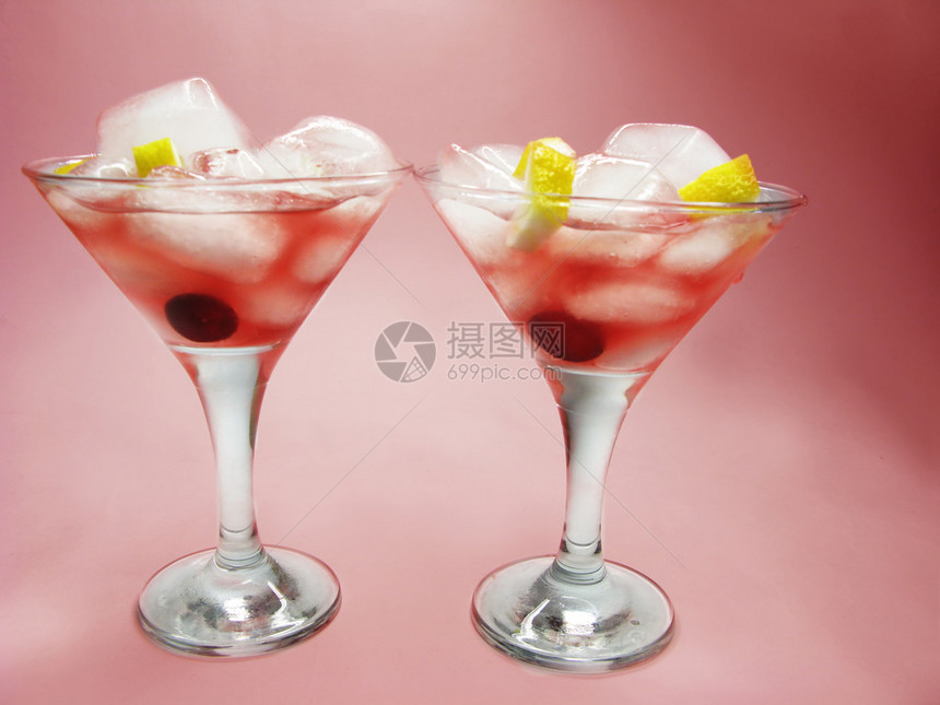加冰和樱桃的酒精红酒鸡尾酒图片