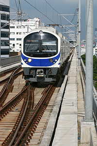 来到泰国曼谷车站的蓝天列车图片