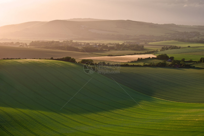 日落时在起伏的英国乡村图片